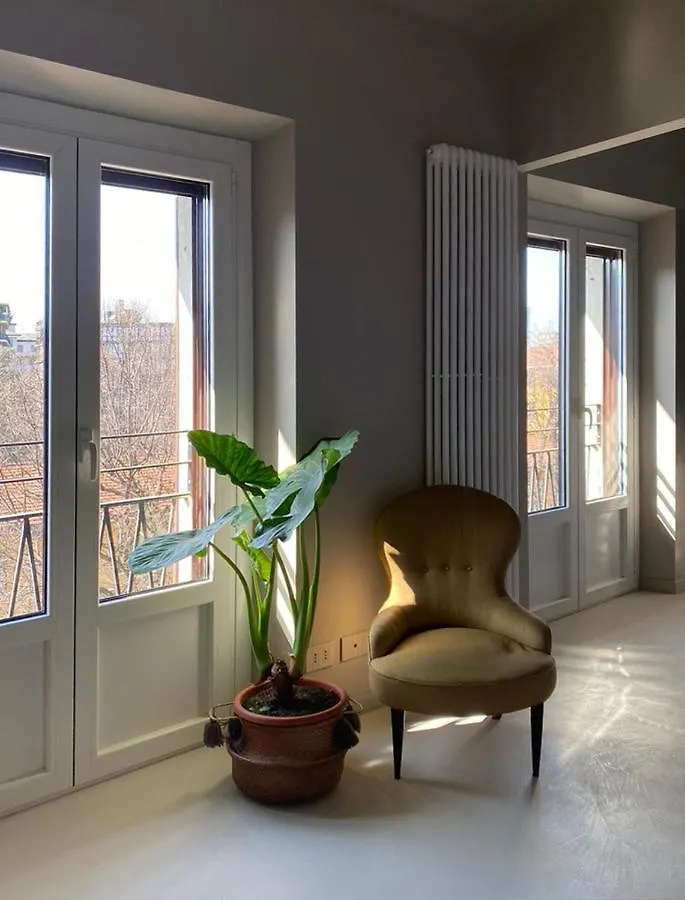 Bilocale Di Design Con Vista In Crocetta Quadronno contacts